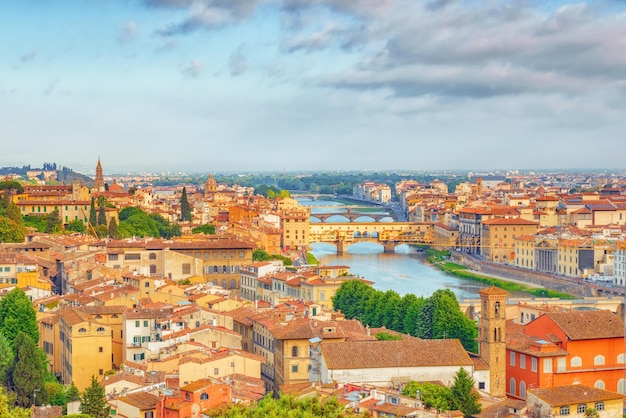 Beau paysage au-dessus du panorama sur la vue historique de Florence depuis la Piazzale Michelangelo point Heure du matin