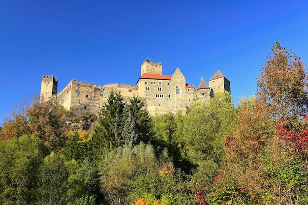 Beau paysage d'automne en Autriche avec un joli vieux château de Hardegg