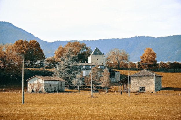 Beau paysage d'automne à la campagne française, ferme et maisons, Loures-Barousse, Pyrénées, France