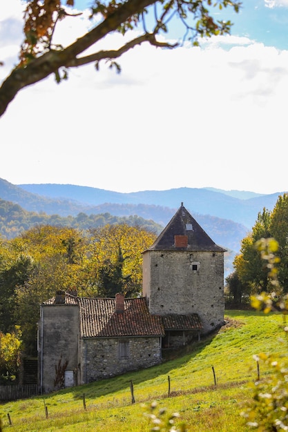 Beau paysage d'automne à la campagne française, ferme et maisons, Loures-Barousse, Pyrénées, France