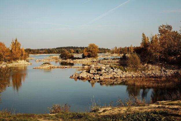 Beau paysage d'automne carrière d'eau claire ou lac et îles de pierre dessus