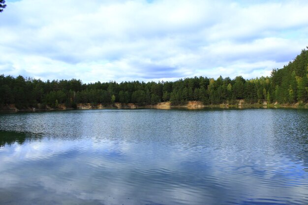 beau paysage d'automne avec un lac pittoresque dans la forêt