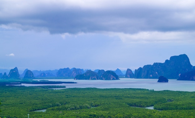 Beau paysage de la baie de Phang nga avec forêt de mangrove avec ciel nuageux avant un orage.