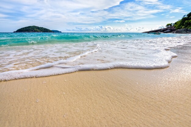 Beau paysage bleu mer sable blanc et vagues sur la plage pendant l'été à l'île de Koh Miang dans le parc national de Mu Ko Similan, province de Phang Nga, Thaïlande