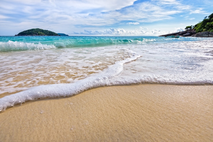 Photo beau paysage bleu mer sable blanc et vagues sur la plage pendant l'été à l'île de koh miang dans le parc national de mu ko similan, province de phang nga, thaïlande