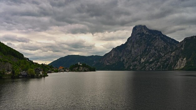 Beau paysage brumeux et nuageux avec lac et montagnes en été Fond coloré naturel Lac Traunsee dans les applaudissements autrichiens Gmunden