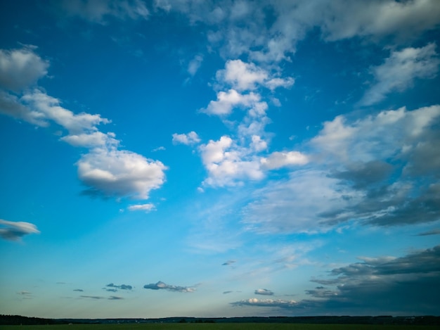 Beau paysage de campagne ciel bleu profond avec des nuages blancs