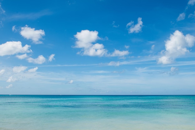 Beau paysage des Caraïbes Mer d'azur ciel bleu profond et petits nuages blancs