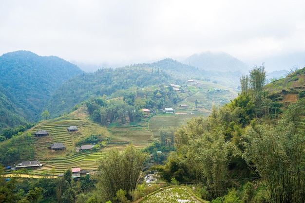 Beau paysage de Cat Cat villagea village culturel des hautes terres à Sapa Rizières en terrasses rizières destination de randonnée touristique populaire