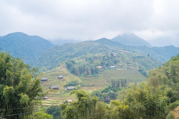 Beau paysage de Cat Cat villagea village culturel des hautes terres à Sapa Rizières en terrasses rizières destination de randonnée touristique populaire