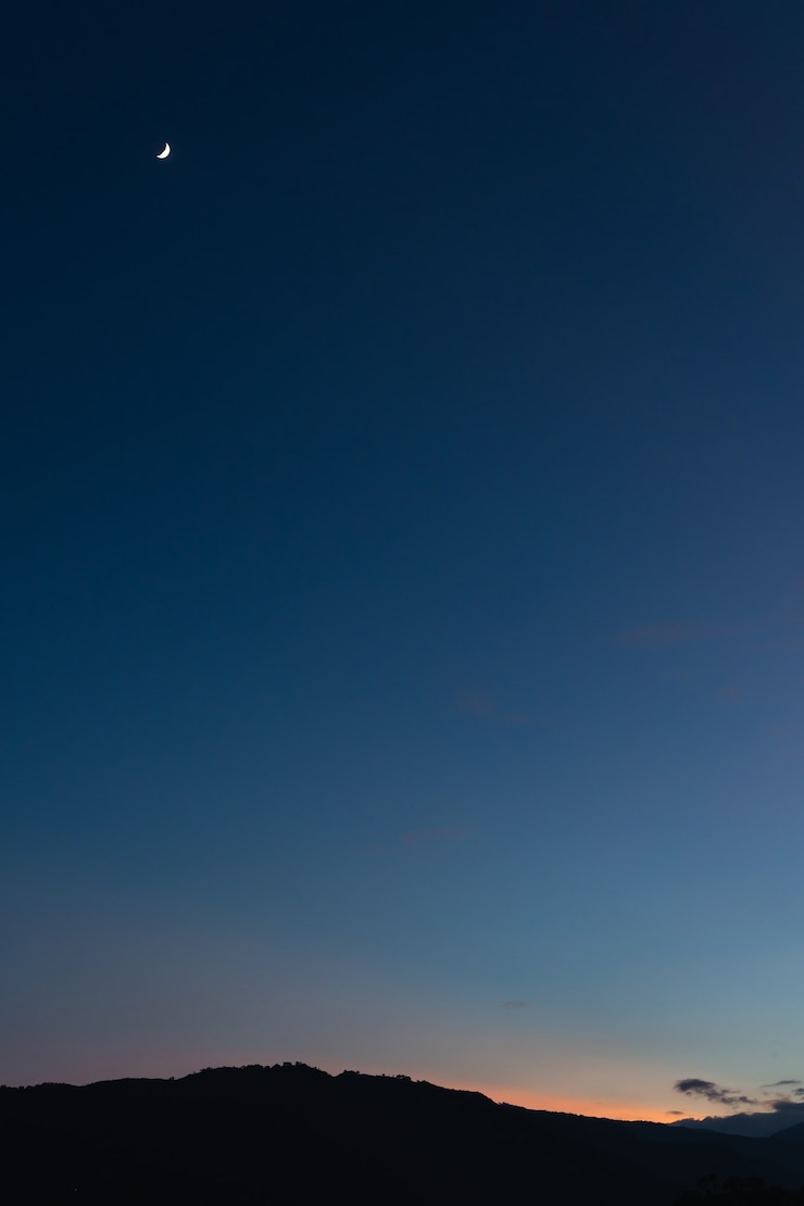 Photo beau paysage avec chaîne de montagnes pendant l'heure du coucher du soleil. paysage coucher de soleil à pokhara, népal. banque d'images.