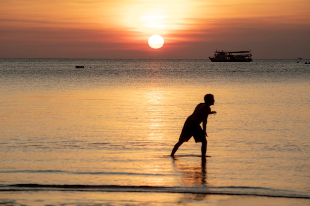 Beau paysage de ciel coucher de soleil et les gens se détendre sur la plage