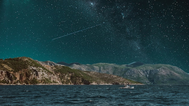 Photo beau paysage avec ciel étoilé