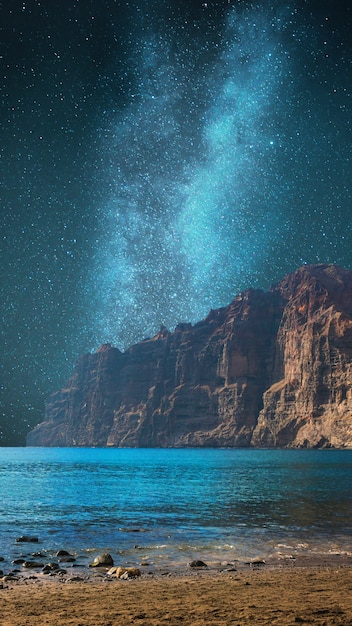 Photo beau paysage avec ciel étoilé