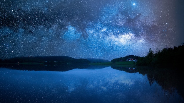 Photo beau paysage avec ciel étoilé