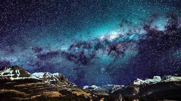 Photo beau paysage avec ciel étoilé