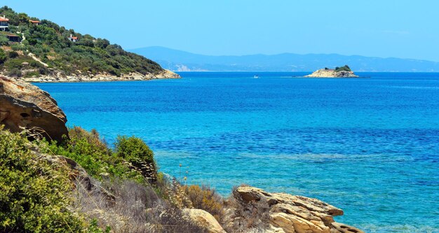 Beau paysage de la côte de la mer Égée en été (près de Lagonisi, Sithonia, Halkidiki, Grèce). Des gens méconnaissables.