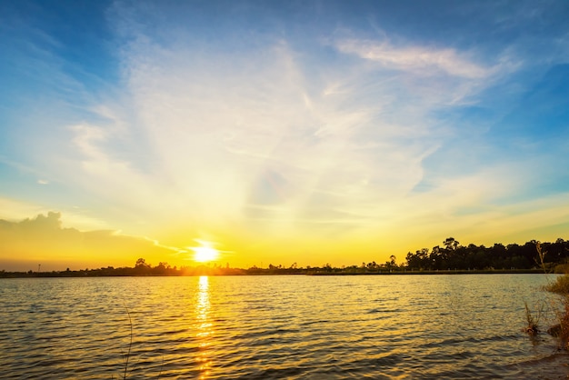 Beau paysage coucher de soleil avec un ciel bleu sur le lac