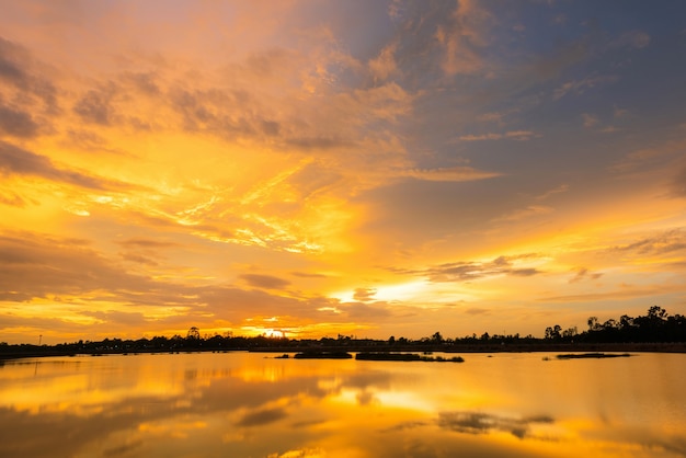 Beau paysage coucher de soleil avec un ciel bleu sur le lac