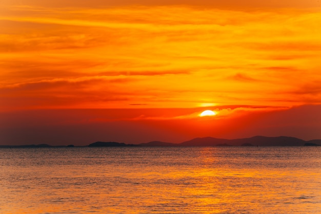 Beau Paysage De Coucher De Soleil Flamboyant Et Ciel Orange Au-dessus