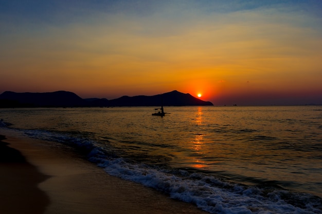 Beau paysage coucher de soleil flamboyant à la mer Noire et le ciel orange au-dessus