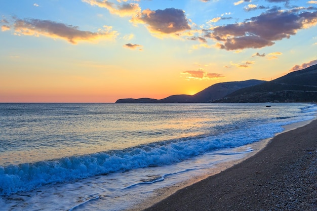 Beau paysage de coucher de soleil sur la mer d'été. Cette plage de Borsh, en Albanie.