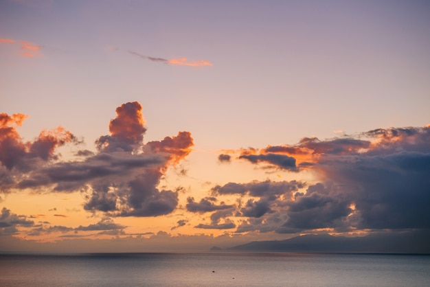 Beau paysage avec coucher de soleil sur la mer