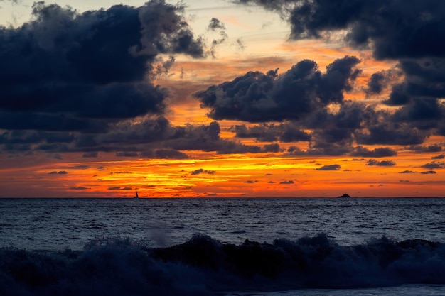 Beau paysage de coucher de soleil sur la plage avec des nuages bleutés