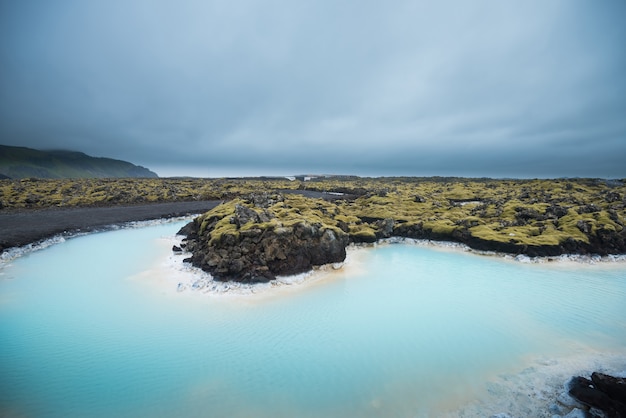 Photo beau paysage et coucher de soleil près de spa de source chaude blue lagoon en islande