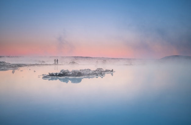 Beau paysage et coucher de soleil près de spa de source chaude Blue Lagoon en Islande