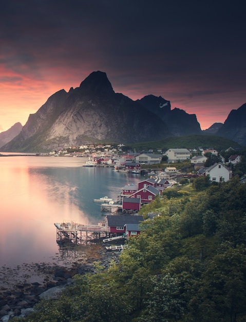 Beau paysage dans les îles Lofoten au soleil de nuit, Norvège