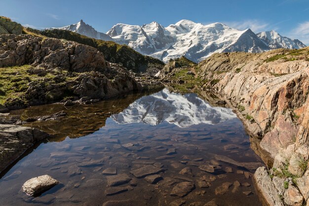 Photo beau paysage dans les montagnes des alpes françaises de chamonix en europe