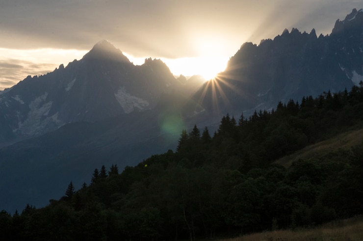 Photo beau paysage dans les montagnes des alpes françaises de chamonix en europe