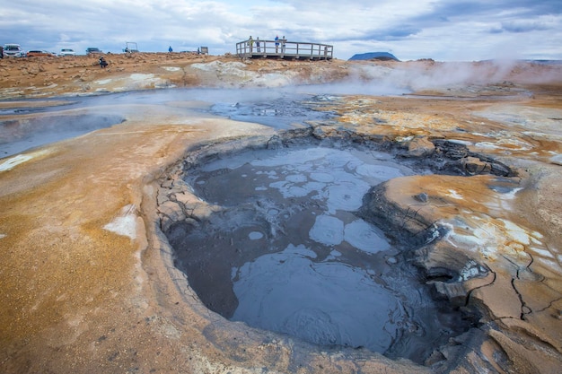 Beau paysage dans le parc Myvatn avec des réservoirs d'eau et de soufre bouillant Islande