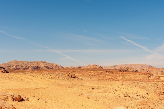 Beau paysage de désert avec du sable orange de la péninsule du Sinaï en Égypte