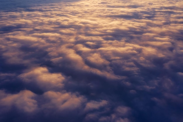 Beau paysage dramatique de nuages moelleux dans le ciel au coucher du soleil depuis la vue aérienne du drone Fond de ciel