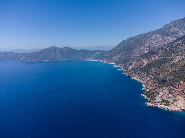 Beau paysage d'un drone sur les montagnes de la mer