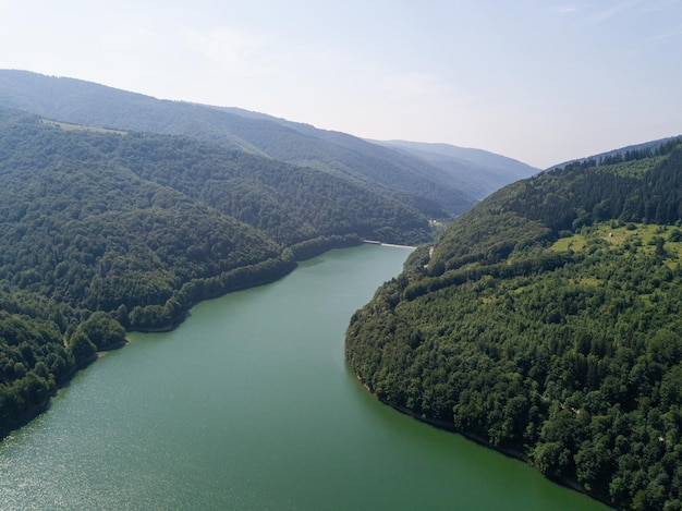 Beau paysage d'un drone sur les montagnes et la rivière