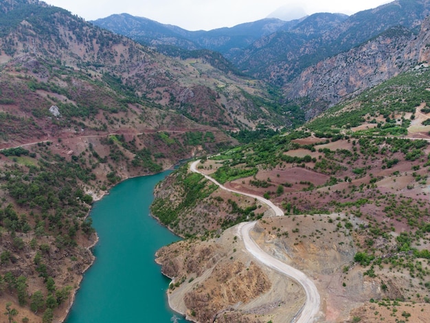 Beau paysage d'un drone sur les montagnes et la rivière