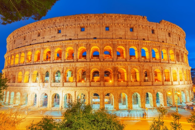 Beau paysage du Colisée à Rome une des merveilles du monde le soir Italie