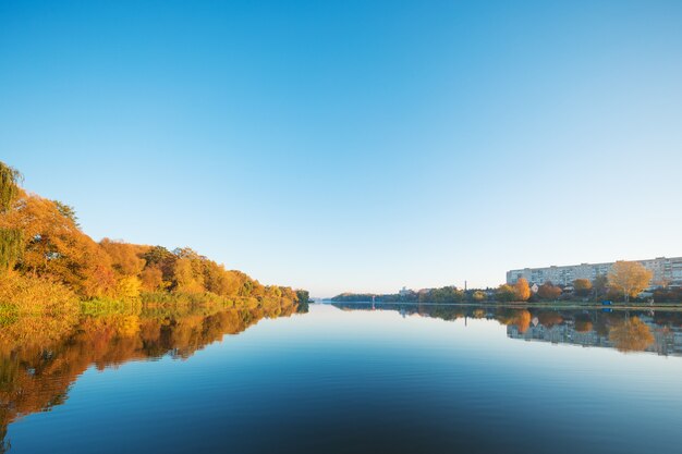 Beau paysage du lac en automne