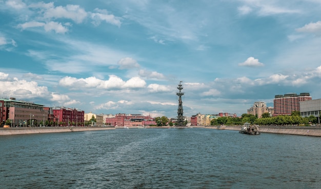 Beau paysage ensoleillé avec vue sur la rivière de Moscou. Moscou, Russie.