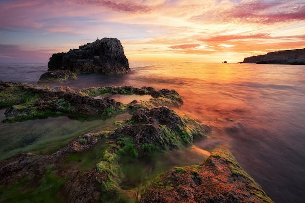 Beau paysage d'été avec coucher de soleil, ciel coloré et mer. Composition de la nature