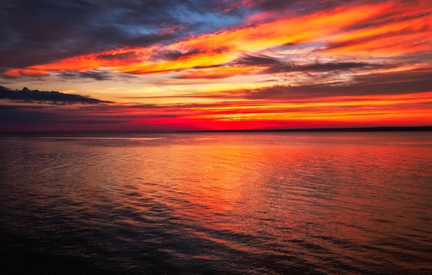 Beau paysage d'été. Coucher de soleil enflammé pittoresque. Composition de la nature