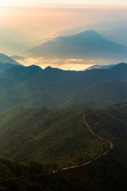 Beau paysage d'été dans les montagnes avec le coucher du soleil