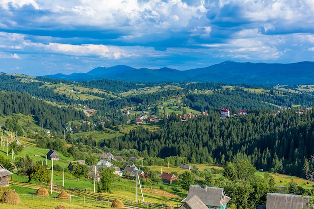 Beau paysage d'été du village parmi les montagnes Karpaty.