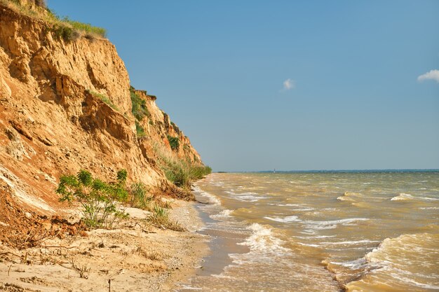 Beau paysage, falaise de sable sur la mer. Le printemps. Notion de voyage. Belle nature. Ukraine.