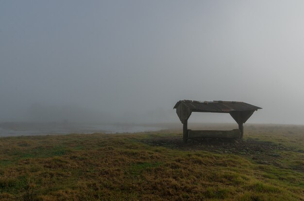 Beau paysage de ferme rurale par temps nuageux.