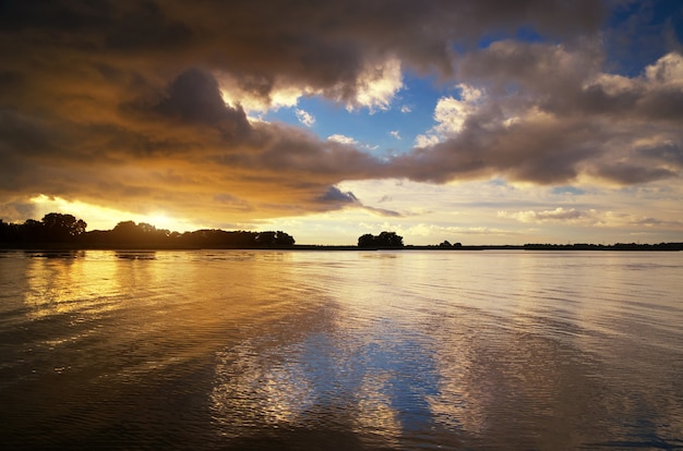 Beau paysage fluvial Composition de la nature.