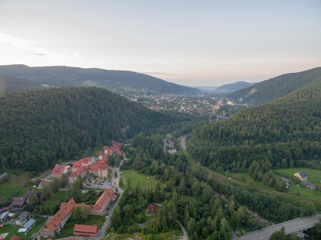 Beau paysage de forêt verte dans les montagnes ukrainiennes Karpatian